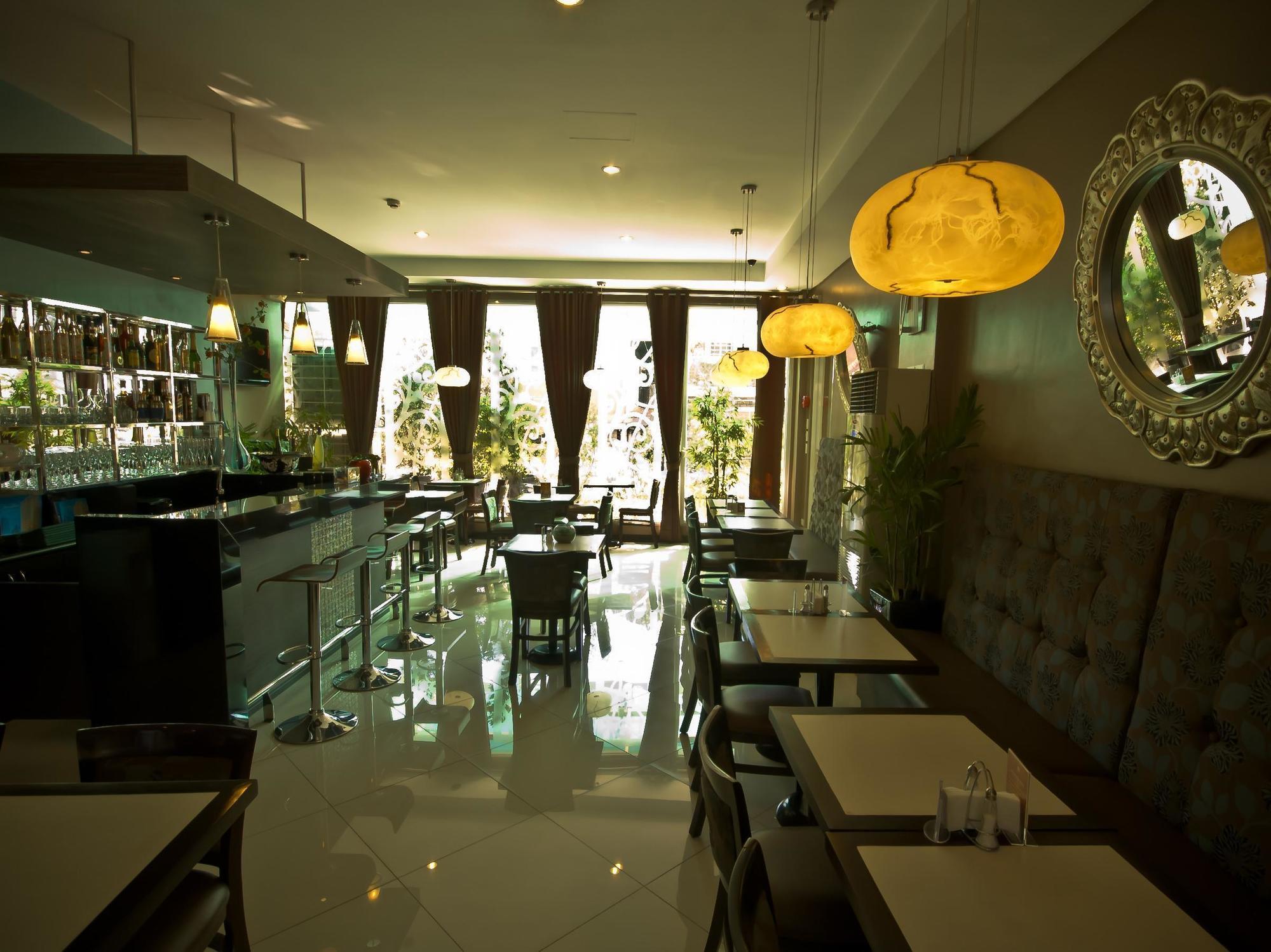 Avitel Hotel Makati City Exterior foto